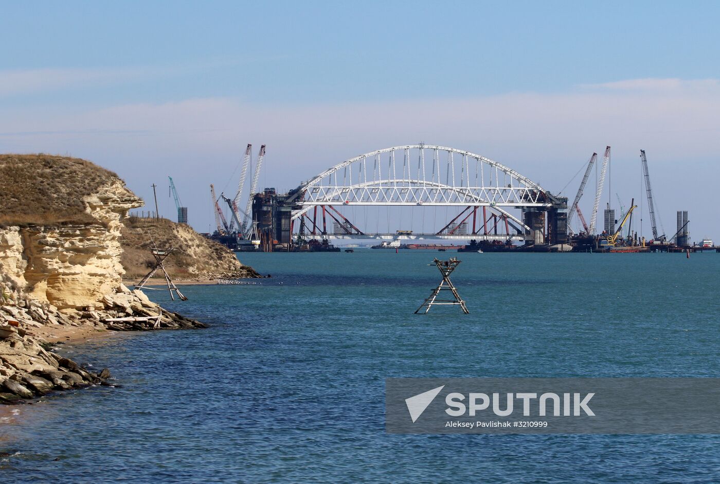 Automobile arch installed on Crimea bridge