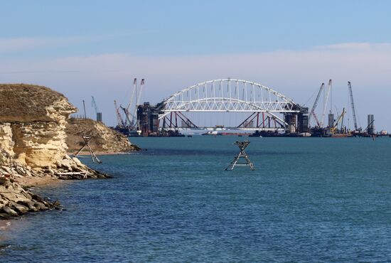 Automobile arch installed on Crimea bridge