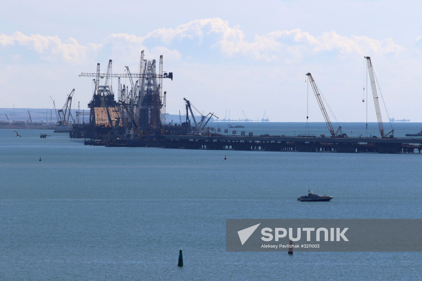 Automobile arch installed on Crimea bridge