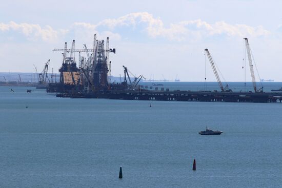 Automobile arch installed on Crimea bridge