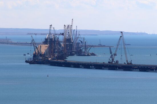 Automobile arch installed on Crimea bridge