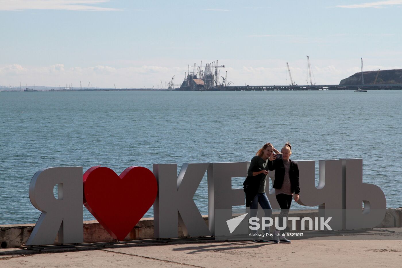 Automobile arch installed on Crimea bridge