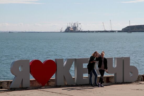 Automobile arch installed on Crimea bridge
