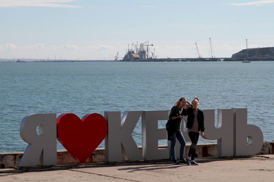 Automobile arch installed on Crimea bridge