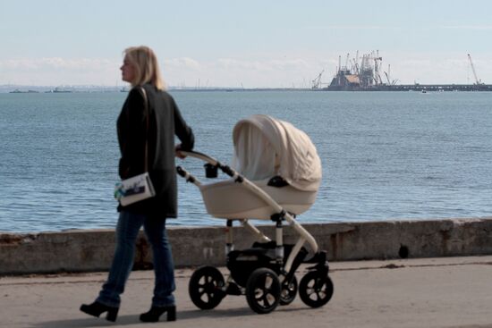 Automobile arch installed on Crimea bridge