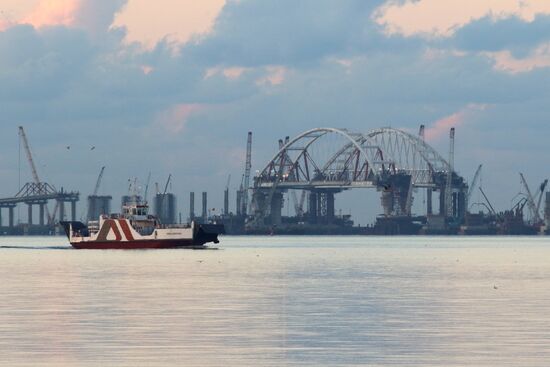 Crimean bridge road arch fixed on fairway support