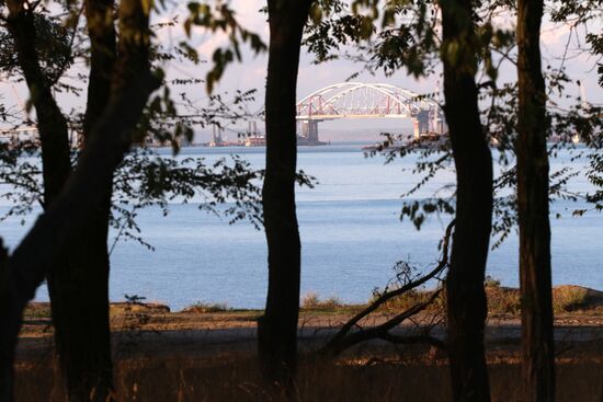 Crimean bridge road arch fixed on fairway support