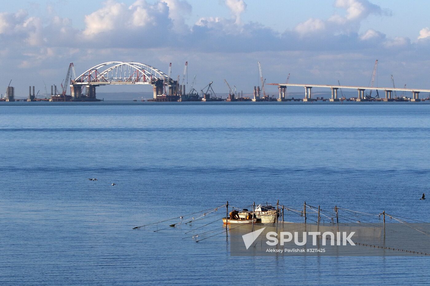 Crimean bridge road arch fixed on fairway support