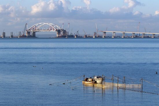 Crimean bridge road arch fixed on fairway support