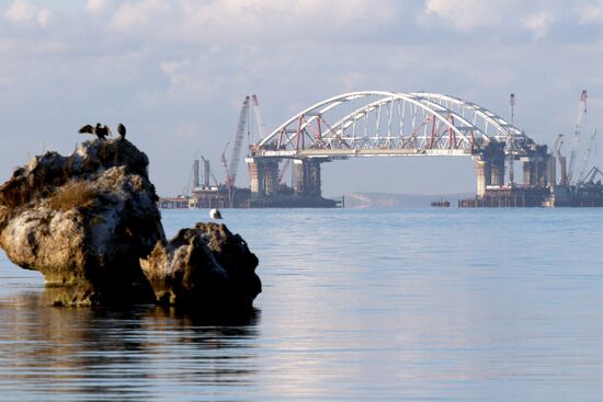 Crimean bridge road arch fixed on fairway support