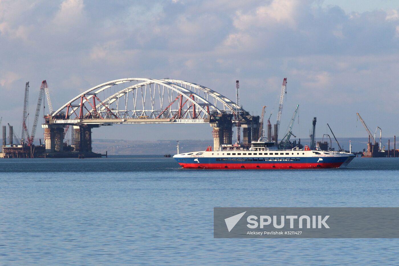 Crimean bridge road arch fixed on fairway support