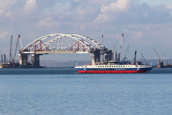 Crimean bridge road arch fixed on fairway support