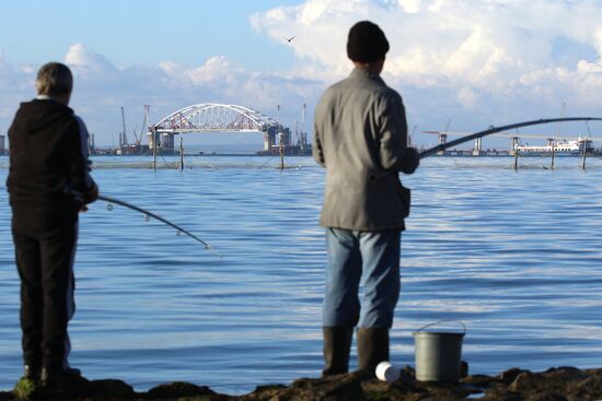 Crimean bridge road arch fixed on fairway support