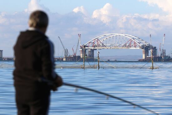 Crimean bridge road arch fixed on fairway support