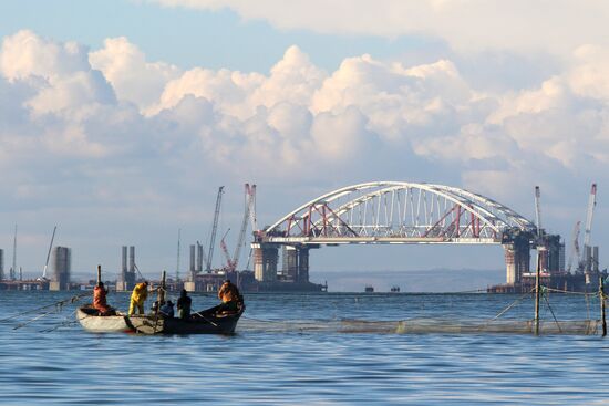 Crimean bridge road arch fixed on fairway support