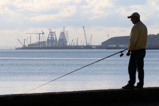 Crimean bridge road arch fixed on fairway support