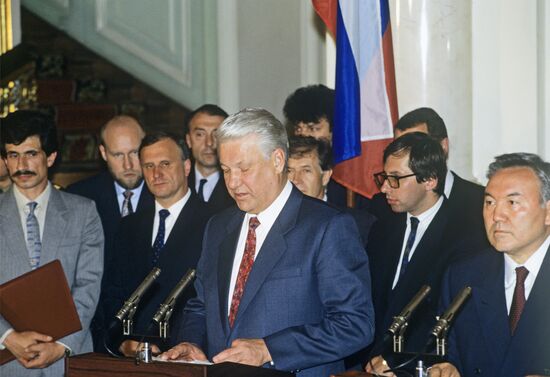 Russia, Kazakhstan sign friendship treaty