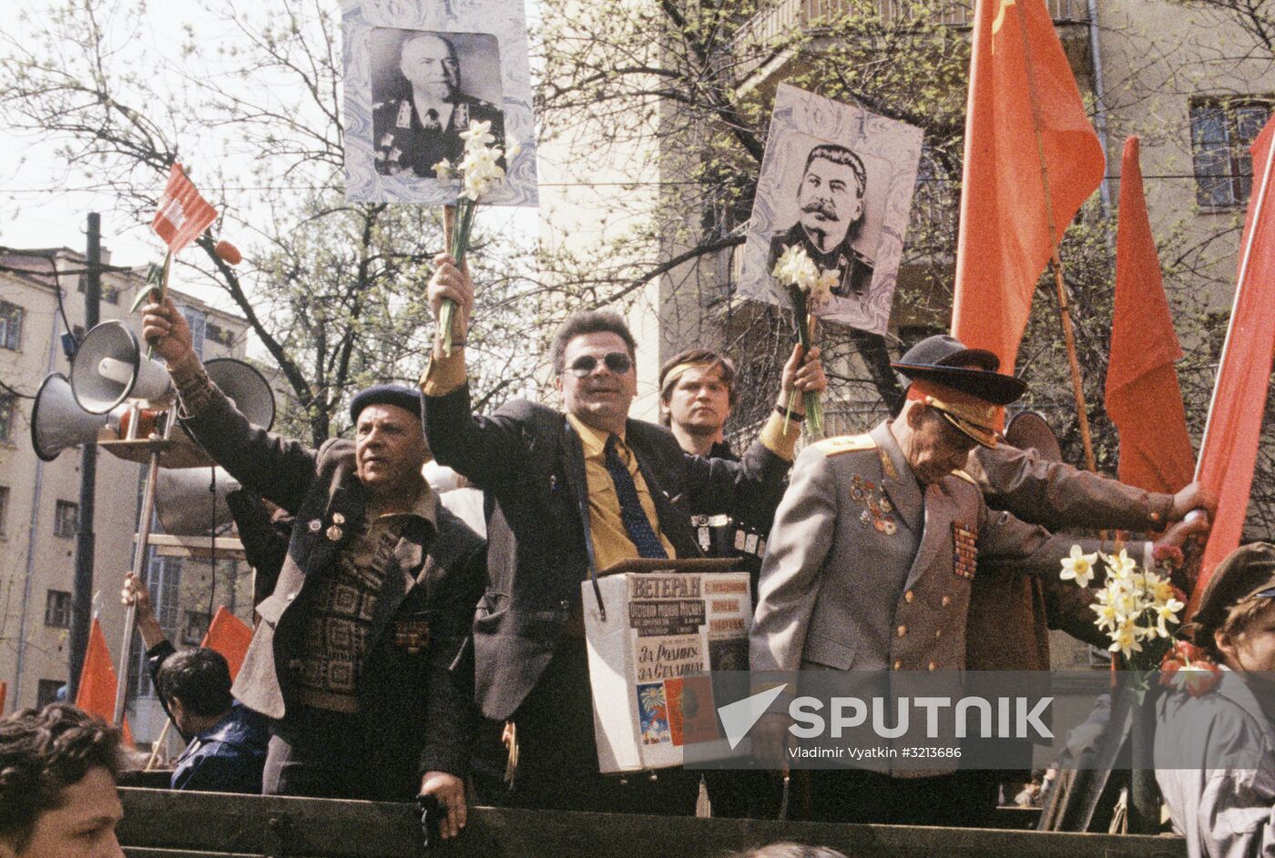 Labor Russia movement stages rally