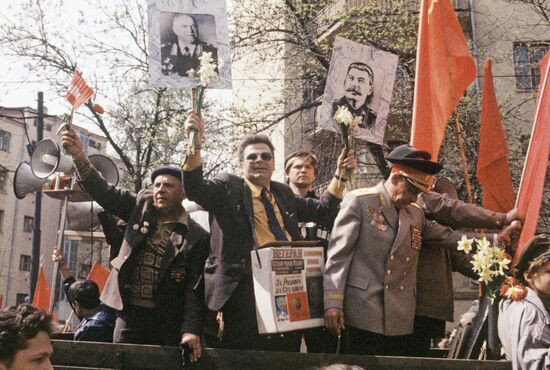 Labor Russia movement stages rally