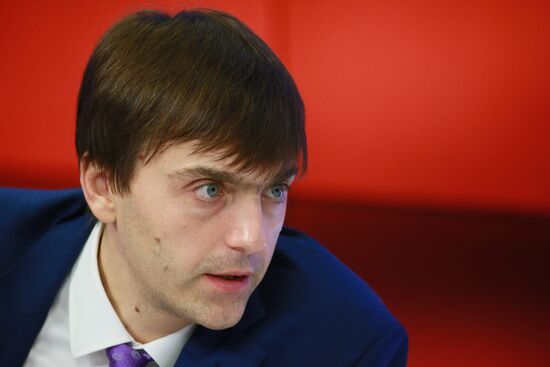 Head of Federal Service for Supervision in Education and Science Sergei Kravtsov meets with school students' parents