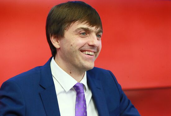 Head of Federal Service for Supervision in Education and Science Sergei Kravtsov meets with school students' parents