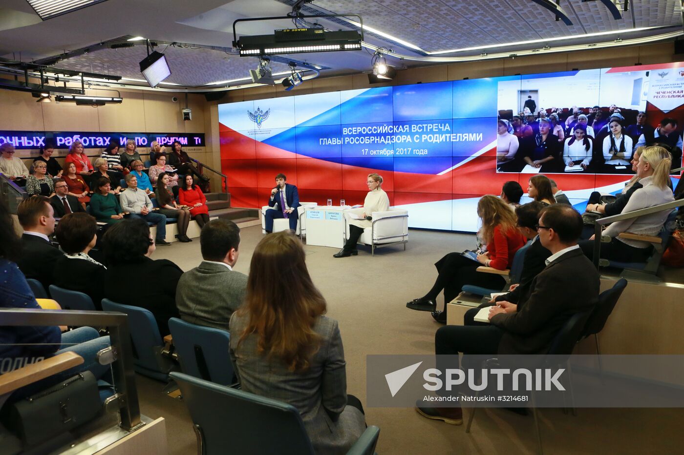 Head of Federal Service for Supervision in Education and Science Sergei Kravtsov meets with school students' parents
