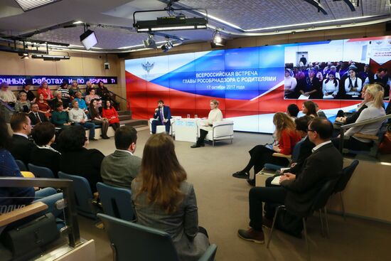 Head of Federal Service for Supervision in Education and Science Sergei Kravtsov meets with school students' parents