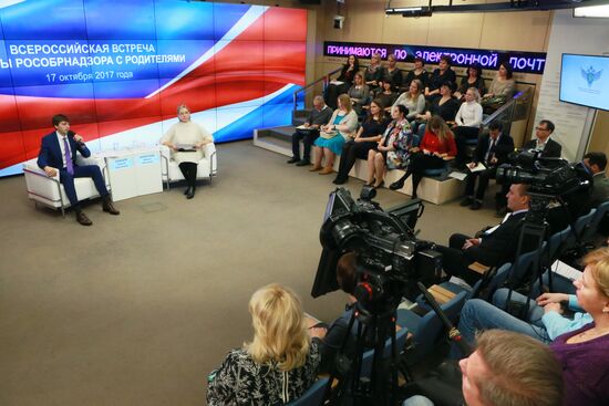 Head of Federal Service for Supervision in Education and Science Sergei Kravtsov meets with school students' parents
