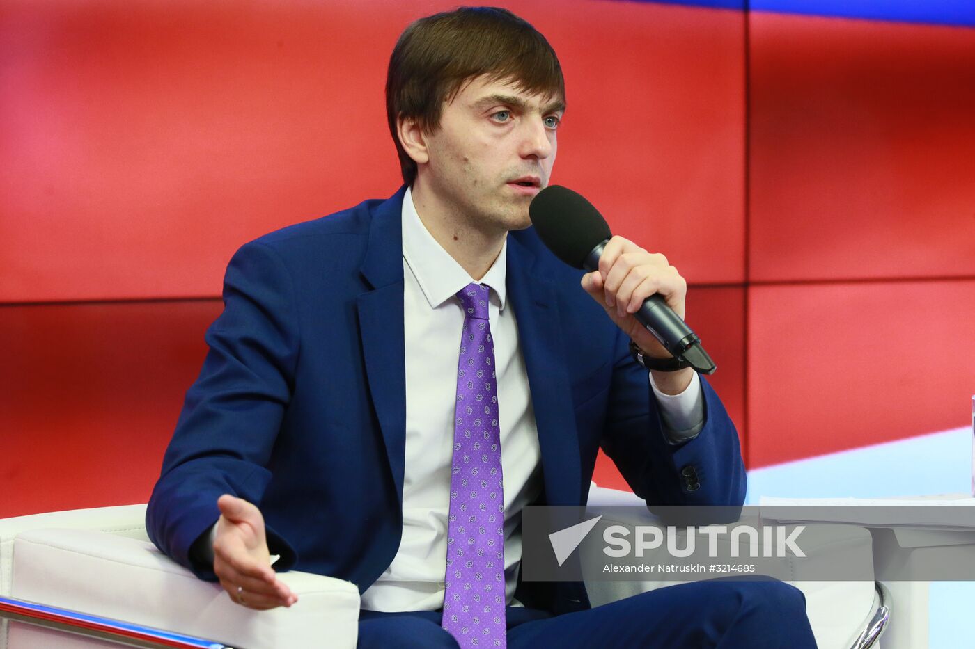 Head of Federal Service for Supervision in Education and Science Sergei Kravtsov meets with school students' parents