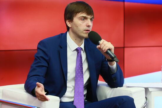 Head of Federal Service for Supervision in Education and Science Sergei Kravtsov meets with school students' parents
