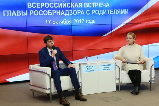 Head of Federal Service for Supervision in Education and Science Sergei Kravtsov meets with school students' parents