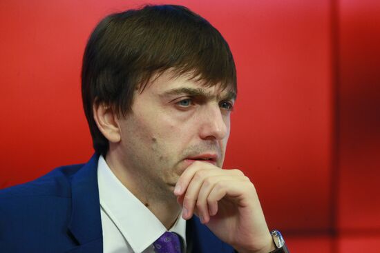 Head of Federal Service for Supervision in Education and Science Sergei Kravtsov meets with school students' parents