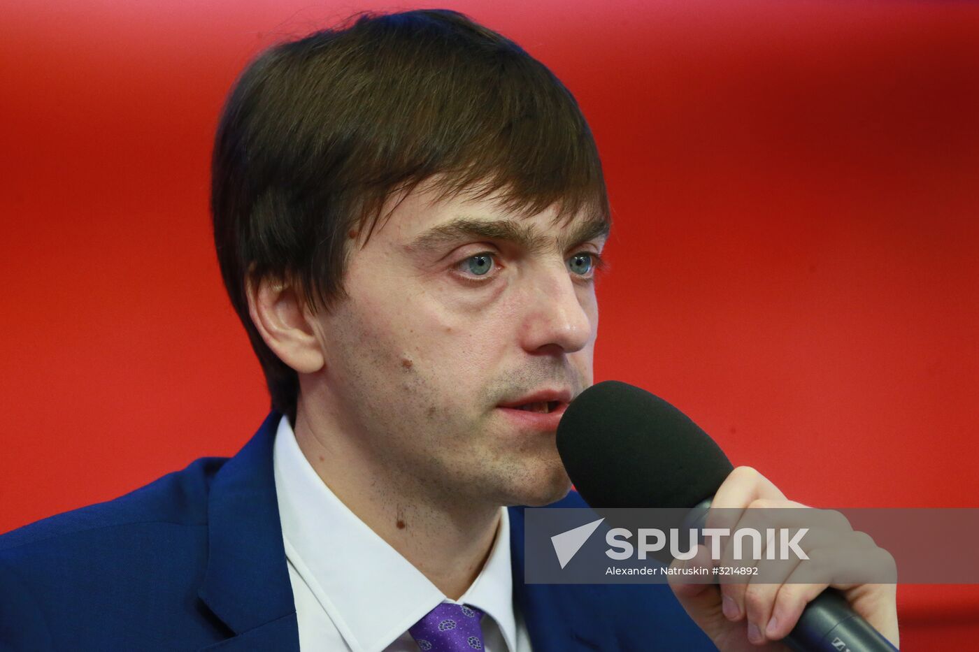Head of Federal Service for Supervision in Education and Science Sergei Kravtsov meets with school students' parents