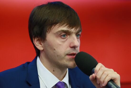 Head of Federal Service for Supervision in Education and Science Sergei Kravtsov meets with school students' parents