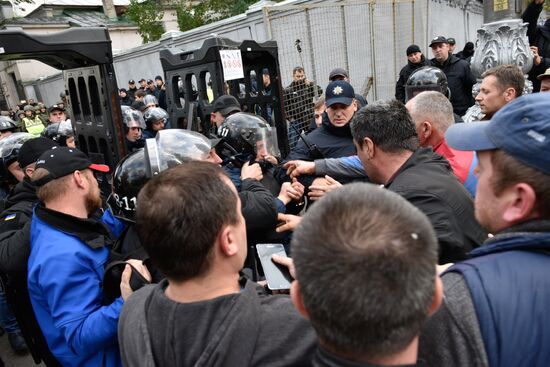 Protesters demand reforms in Kiev