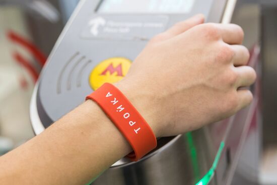 Sales of Troika bracelets kicks off at Moscow Metro