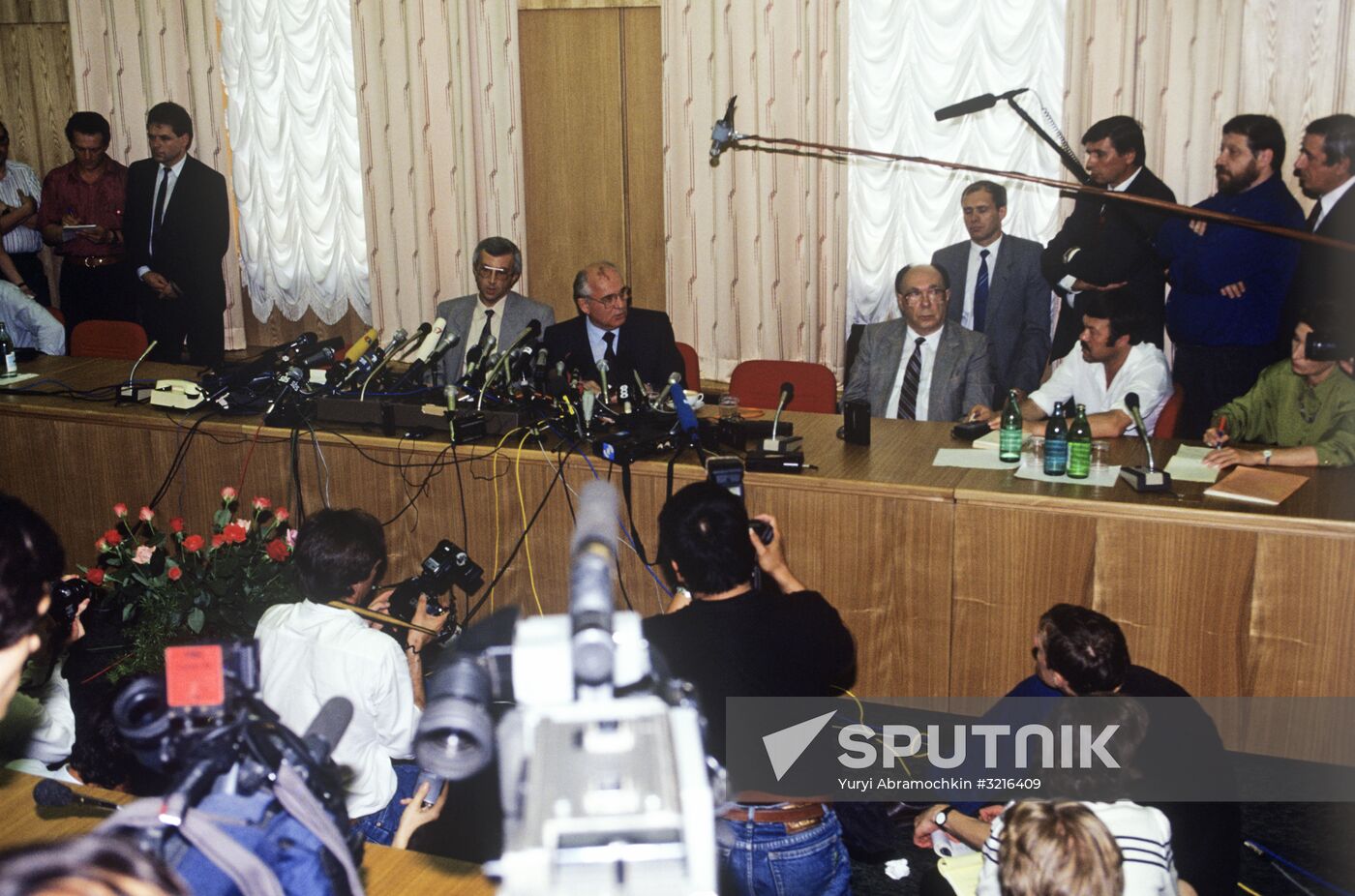 Mikhail Gorbachev gives news conference on Soviet Communist Party case
