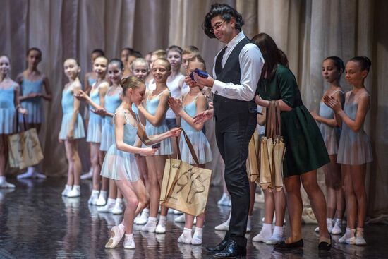 Nikolai Tsiskaridze and students of Agrippina Vaganova Academy of Russian Ballet