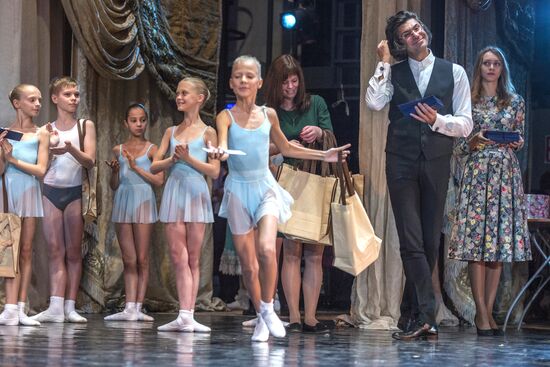 Nikolai Tsiskaridze and students of Agrippina Vaganova Academy of Russian Ballet