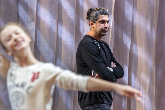 Nikolai Tsiskaridze and students of Agrippina Vaganova Academy of Russian Ballet