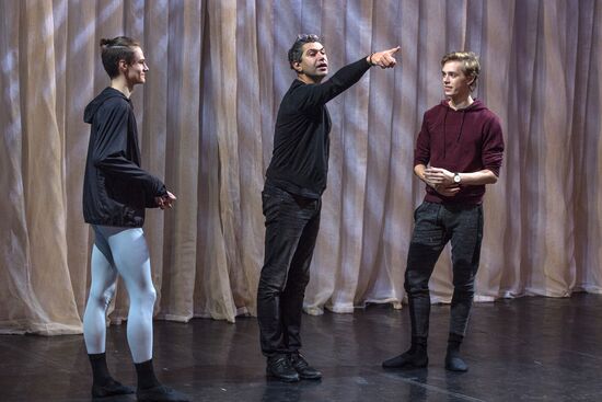 Nikolai Tsiskaridze and students of Agrippina Vaganova Academy of Russian Ballet