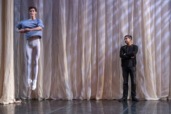 Nikolai Tsiskaridze and students of Agrippina Vaganova Academy of Russian Ballet