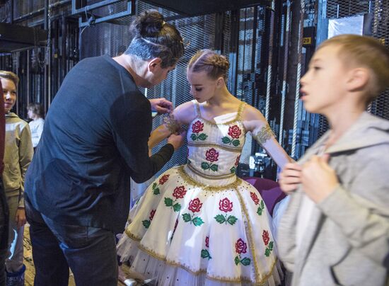 Nikolai Tsiskaridze and students of Agrippina Vaganova Academy of Russian Ballet