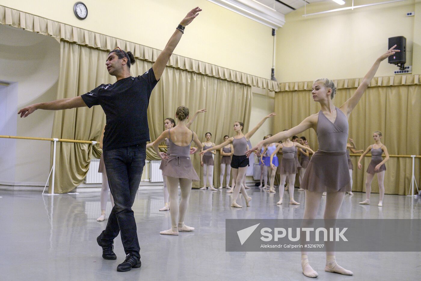 Nikolai Tsiskaridze and students of Agrippina Vaganova Academy of Russian Ballet