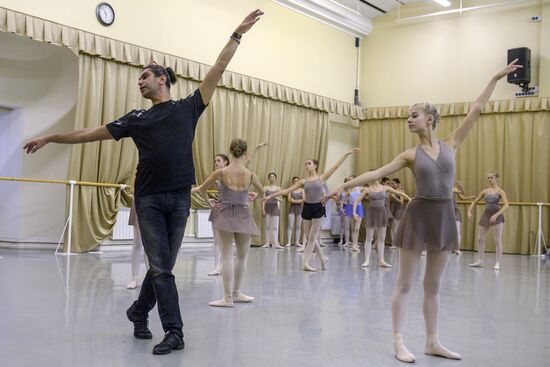 Nikolai Tsiskaridze and students of Agrippina Vaganova Academy of Russian Ballet