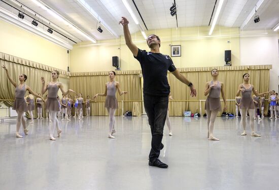 Nikolai Tsiskaridze and students of Agrippina Vaganova Academy of Russian Ballet