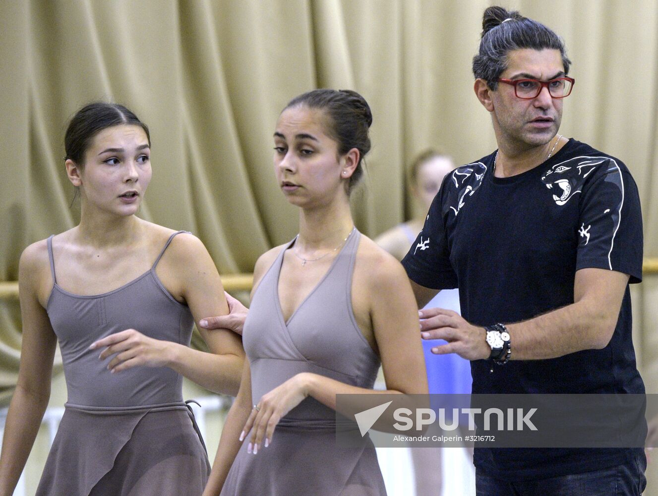 Nikolai Tsiskaridze and students of Agrippina Vaganova Academy of Russian Ballet