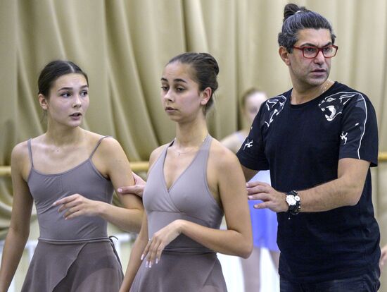 Nikolai Tsiskaridze and students of Agrippina Vaganova Academy of Russian Ballet