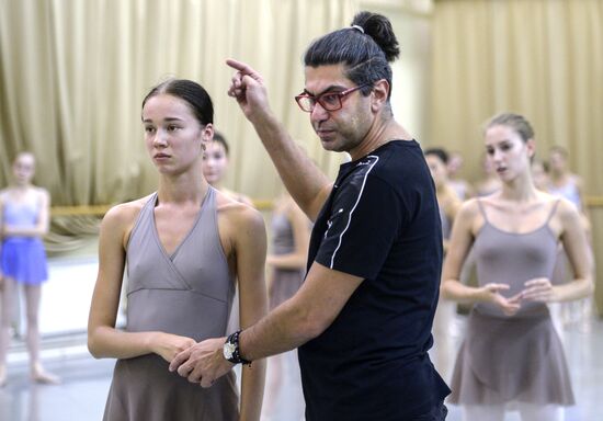 Nikolai Tsiskaridze and students of Agrippina Vaganova Academy of Russian Ballet