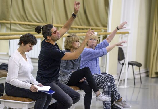 Nikolai Tsiskaridze and students of Agrippina Vaganova Academy of Russian Ballet